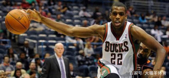 篮球CBA赛场出现冲突，裁判提前终止比赛